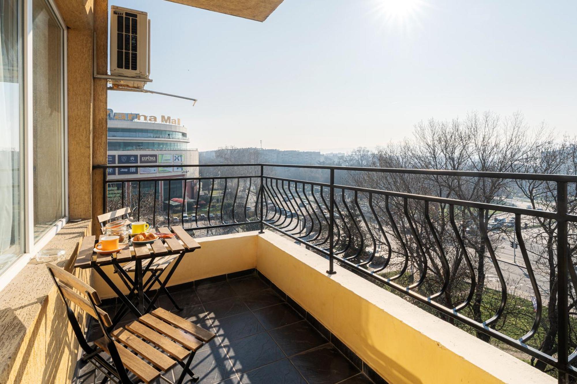 By Rv Apartment Warna